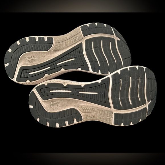 Brooks Sneakers women’s size9 GUC - Picture 8 of 8